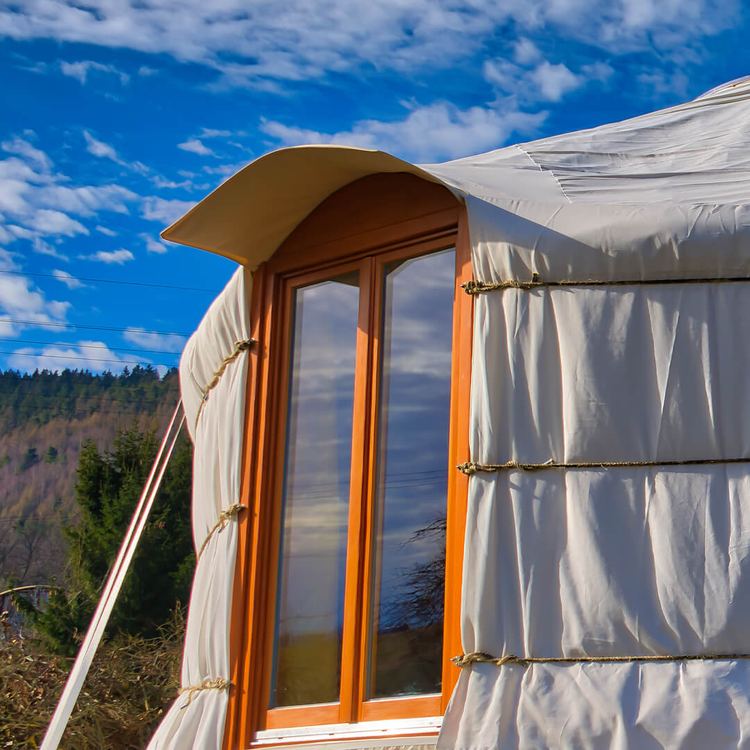 Jurtenmanufaktur: Türen und Fenster in der Wohnjurte – Holz, Licht und Wohnlichkeit