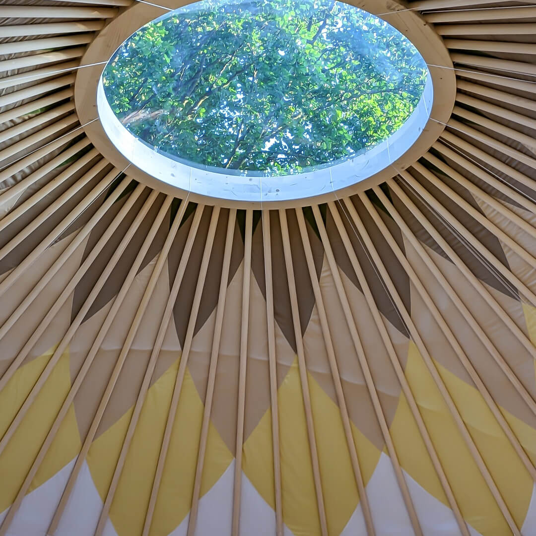 Jurtenmanufaktur: Stoffe und Tücher der Jurte – atmungsaktiv, geschichtet, harmonisch weiß